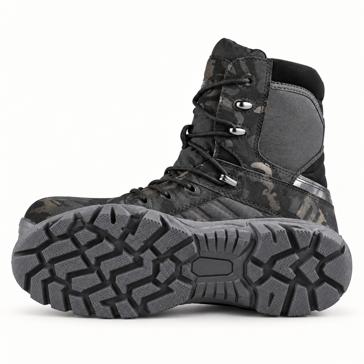 Botte randonnée haute camouflage noir – semelle crantée attachée vue en oblique