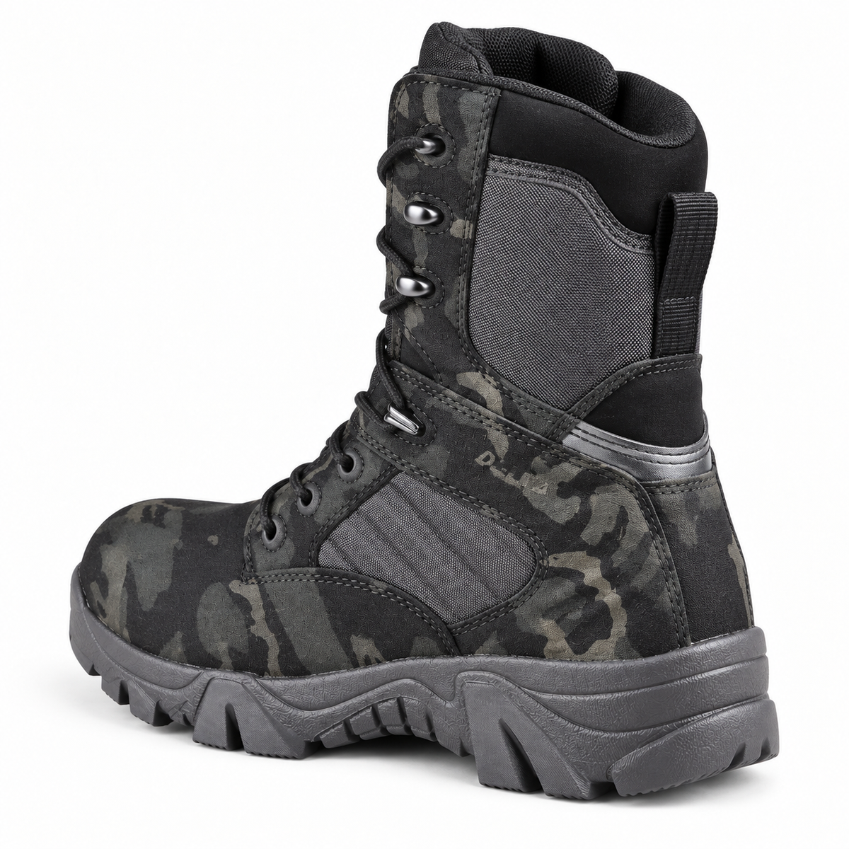 Botte randonnée haute camouflage noir complète vue arrière trois-quarts sur fond blanc chaud