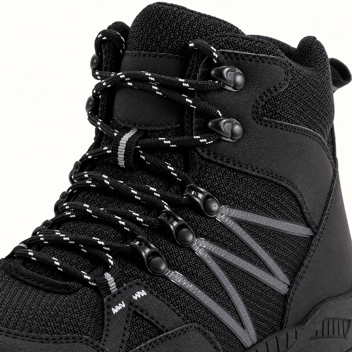 Botte randonnée junior noire – détail tige et laçage