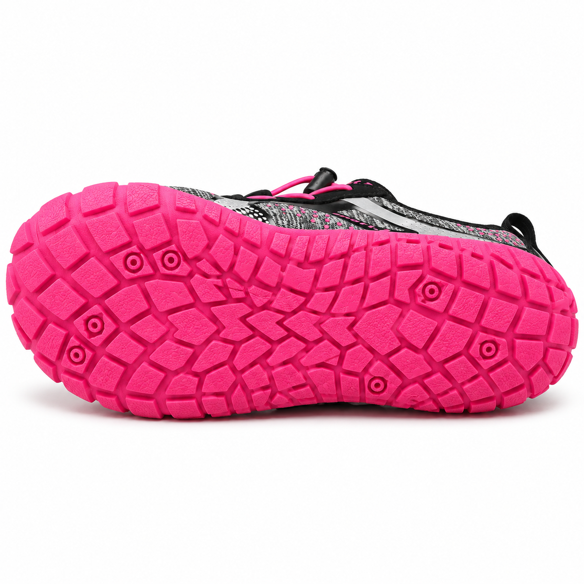 Chaussure barefoot femme randonnée noire et rose posée sur le côté, semelle extérieure entière visible