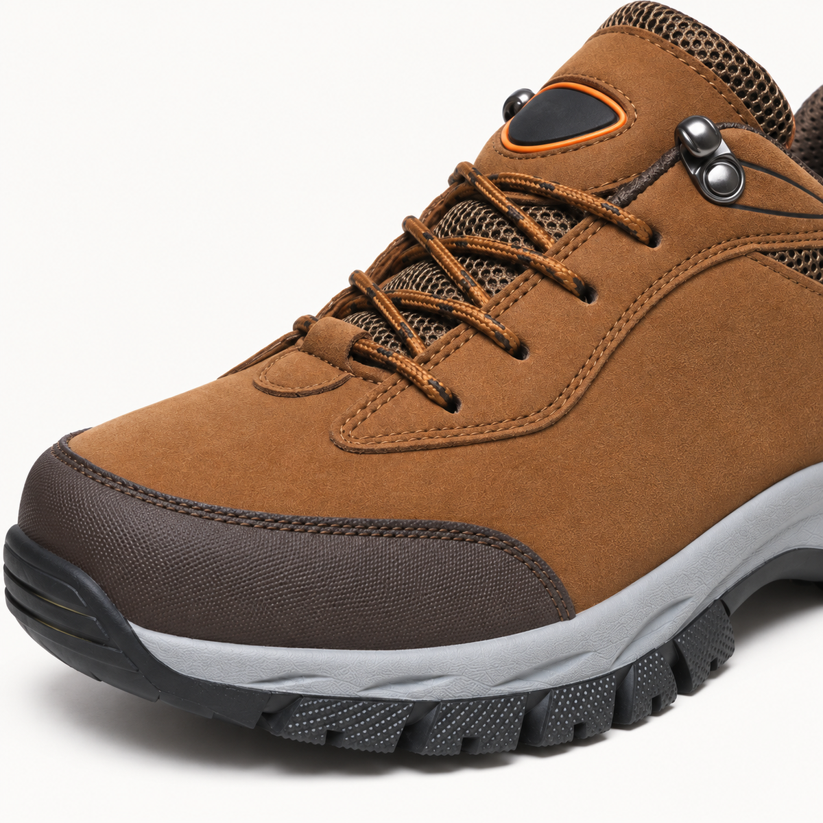 Chaussure basse randonnée cuir marron – détail cuir et pare-pierres