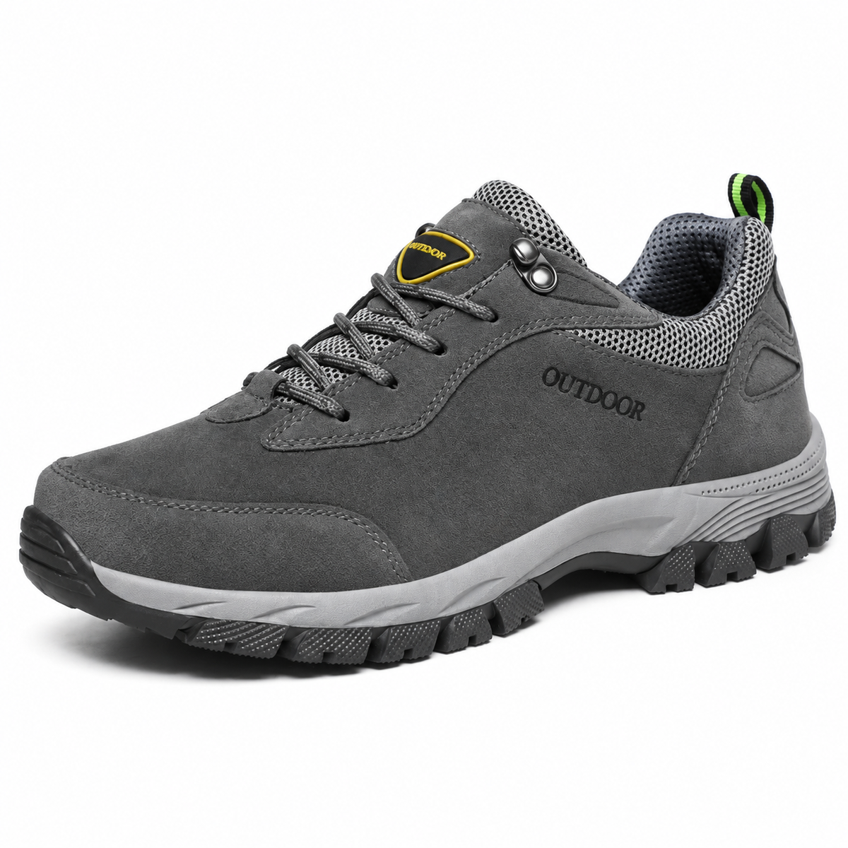 Chaussure basse randonnée cuir grise – vue trois-quarts sur fond blanc chaud