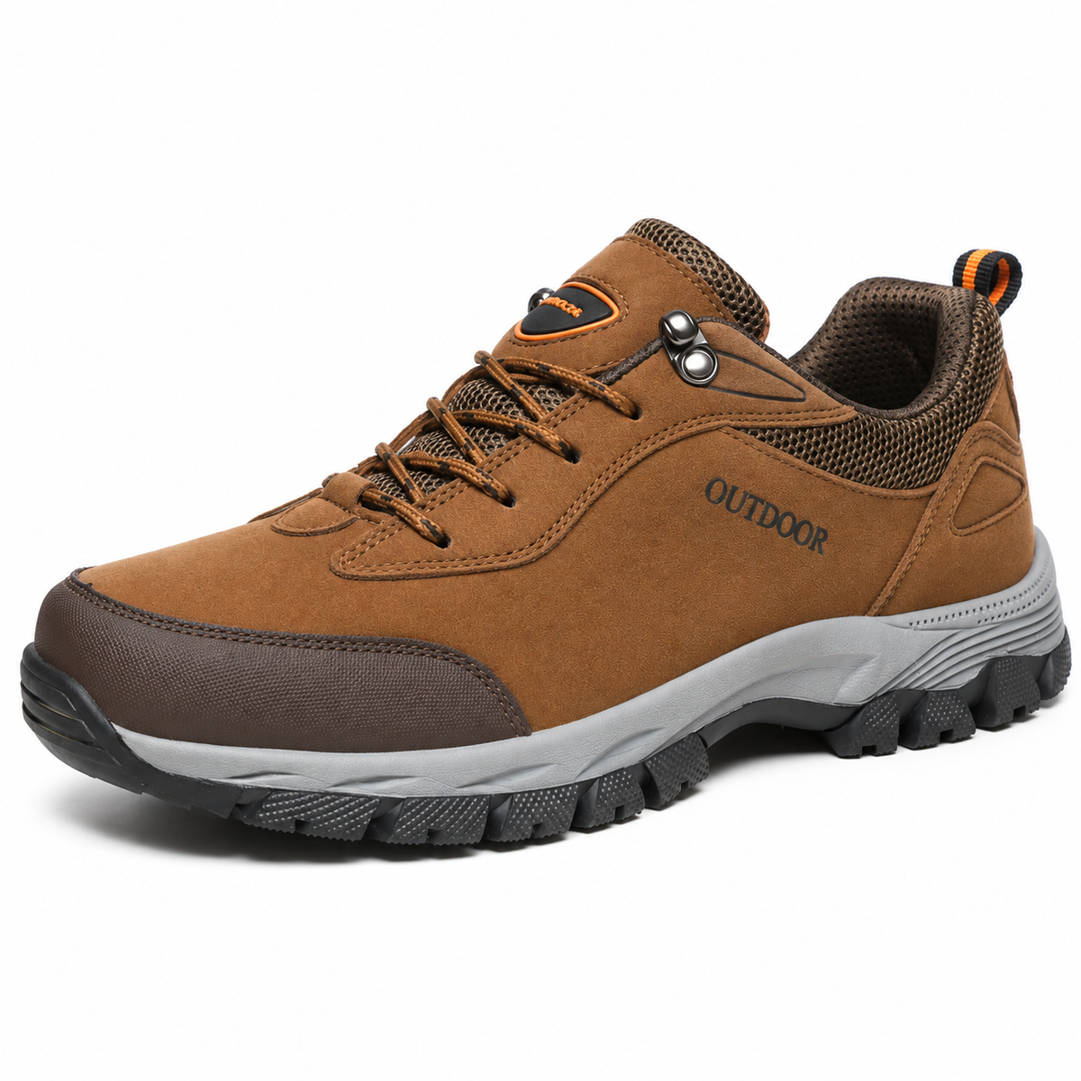 Chaussure basse randonnée cuir marron – vue trois-quarts sur fond blanc chaud