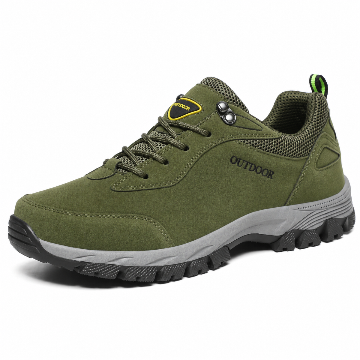Chaussure basse randonnée cuir verte – vue trois-quarts sur fond blanc chaud