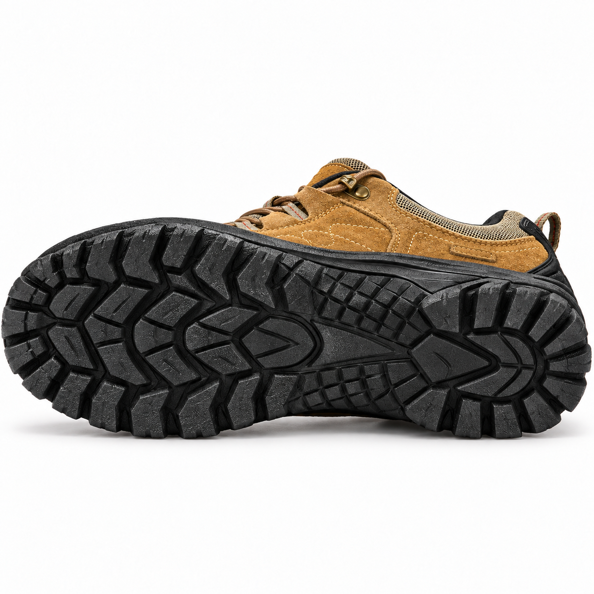 Chaussure homme randonnée basse cuir SaddleBrown posée sur le côté avec semelle entière