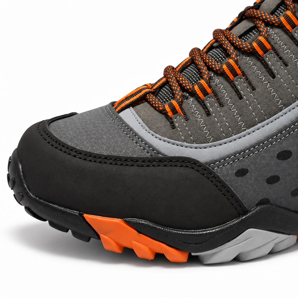 Chaussure multisport randonnée orange – détail du pare-pierres, du laçage et des coutures