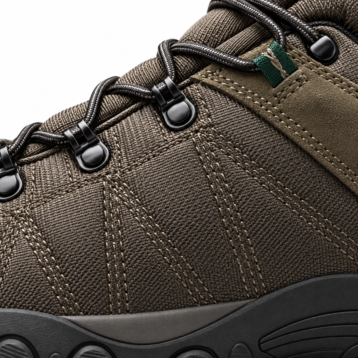 Chaussure randonnée basse imperméable marron – détail de la construction et du laçage