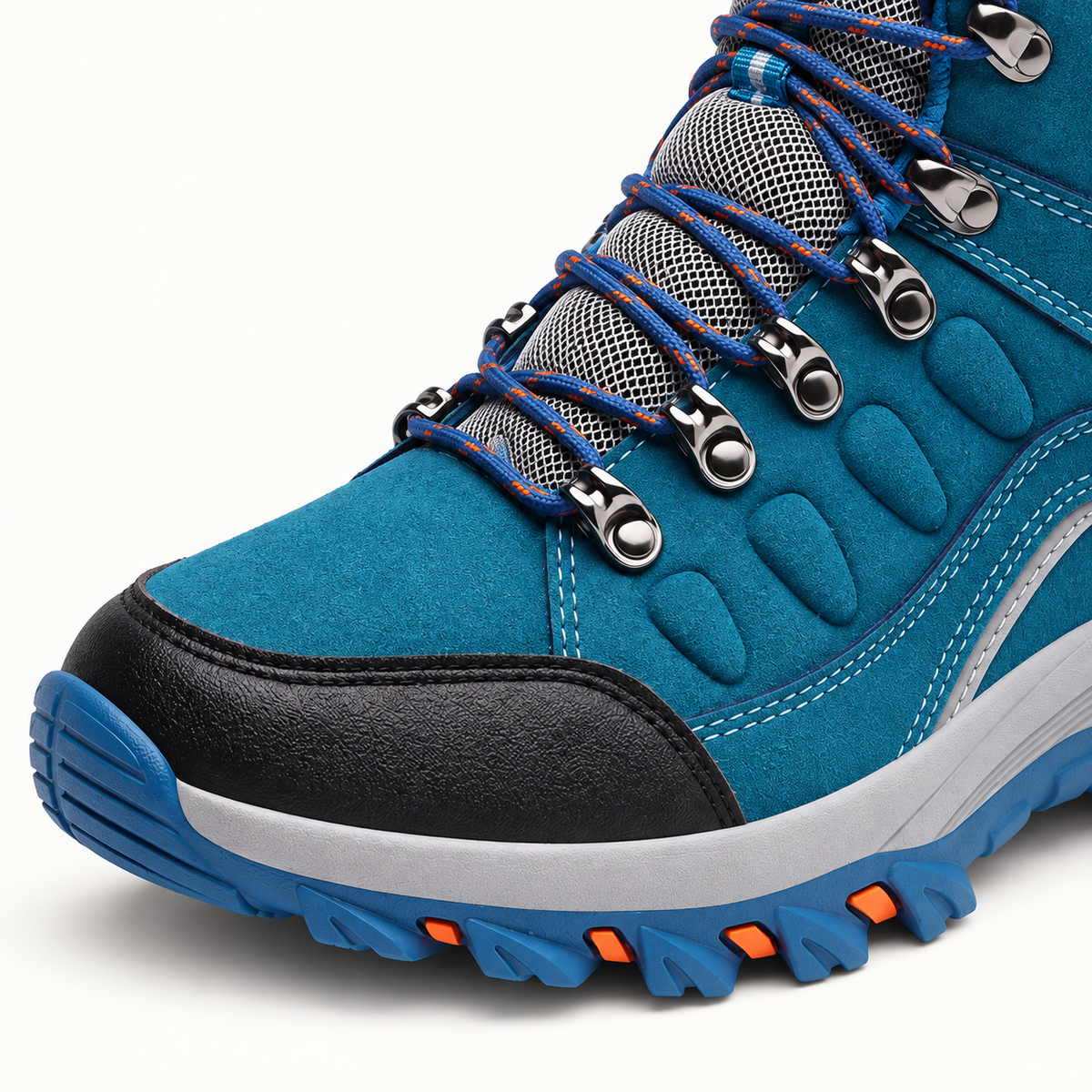 Chaussure de randonnée bleue – détail du pare-pierres et du laçage
