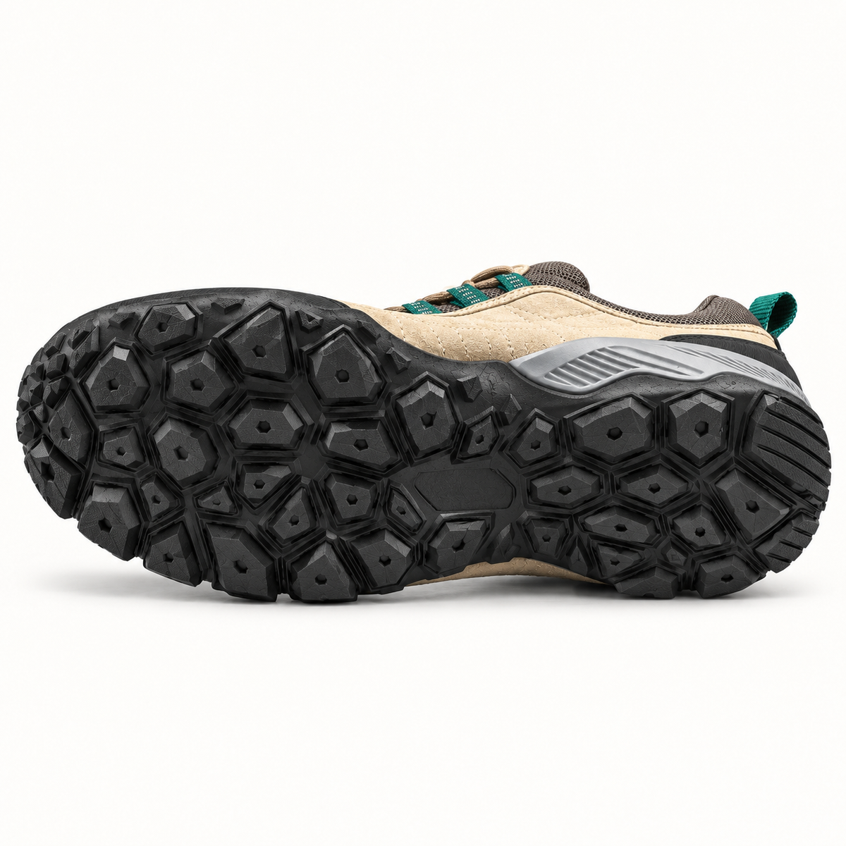 Chaussure randonnée cuir imperméable femme kaki posée sur le côté, semelle entière visible