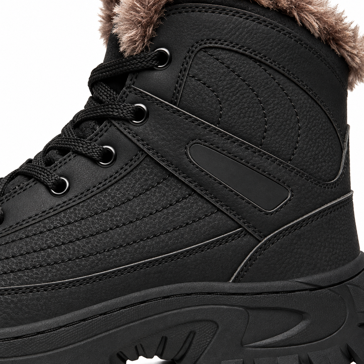 Chaussure randonnée cuir imperméable noire – détail de la matière, de la sangle et des coutures