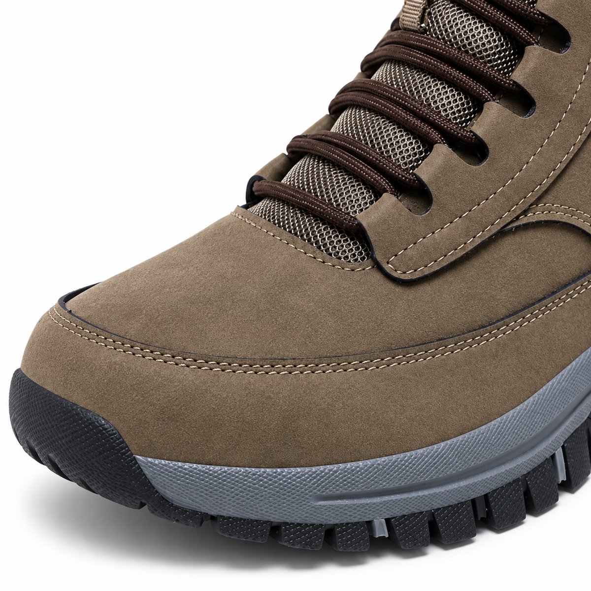Chaussure randonnée daim kaki – détail du bout, du daim et de la jonction tige-semelle