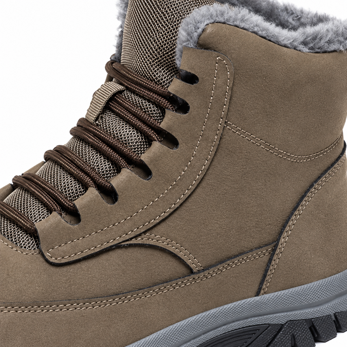 Chaussure randonnée daim kaki – détail de la matière et du laçage