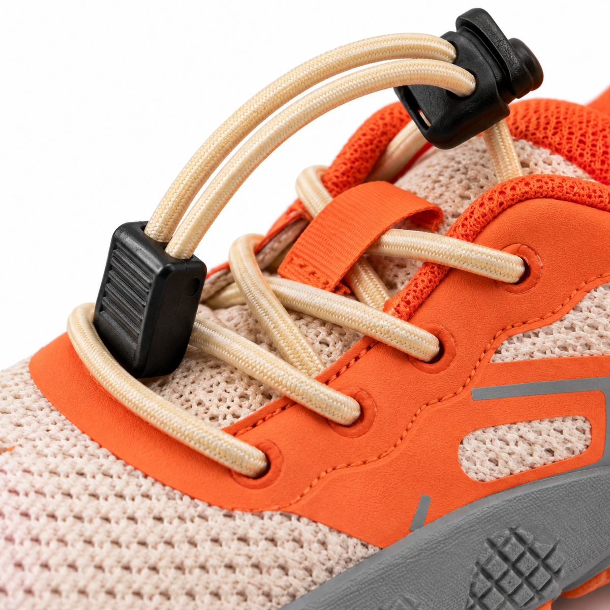 Chaussure randonnée eau orange – détail du laçage et du mesh