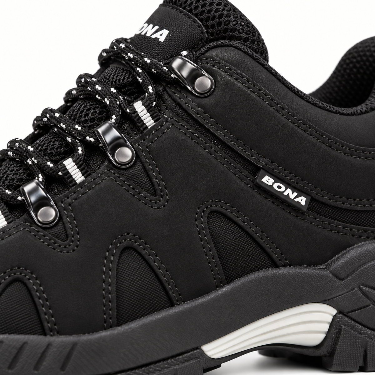 Chaussure randonnée femme noire – détail du laçage et des coutures
