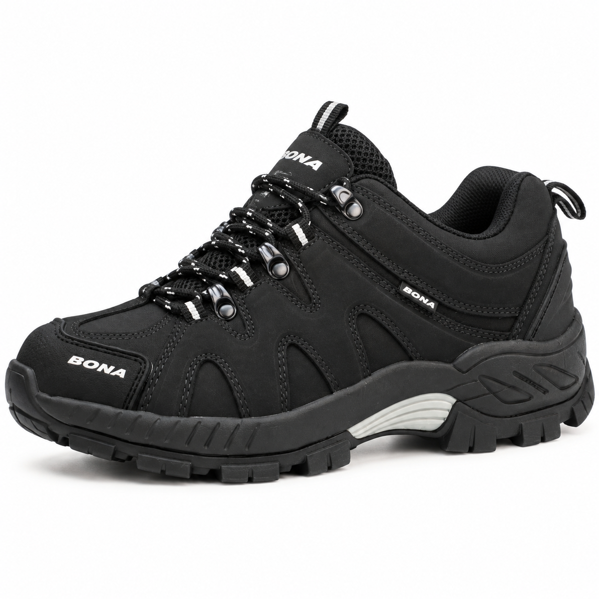 Chaussure randonnée femme noire – vue trois-quarts sur fond blanc