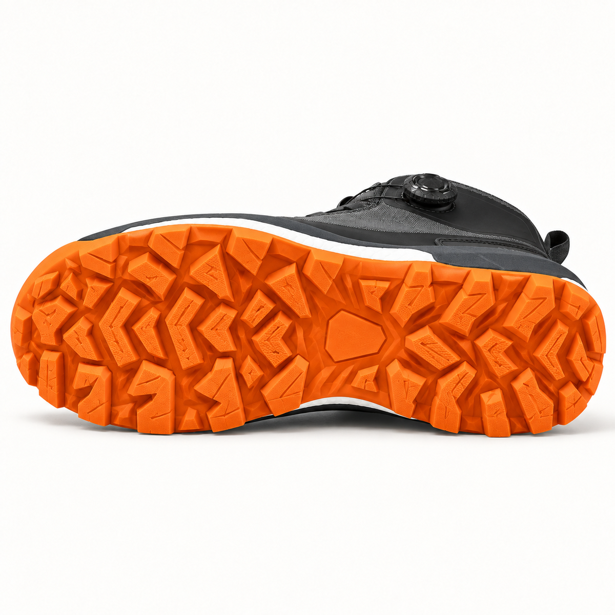 Chaussure randonnée femme orthopédique grise posée sur le côté, semelle orange entière visible