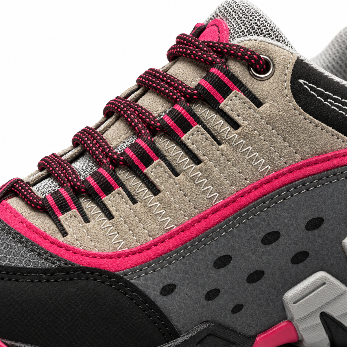 Chaussure randonnée femme souple beige – détail de la matière, des coutures et du laçage