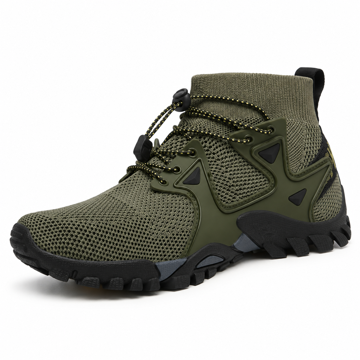 Chaussure randonnée haute légère verte sur fond blanc – vue trois-quarts