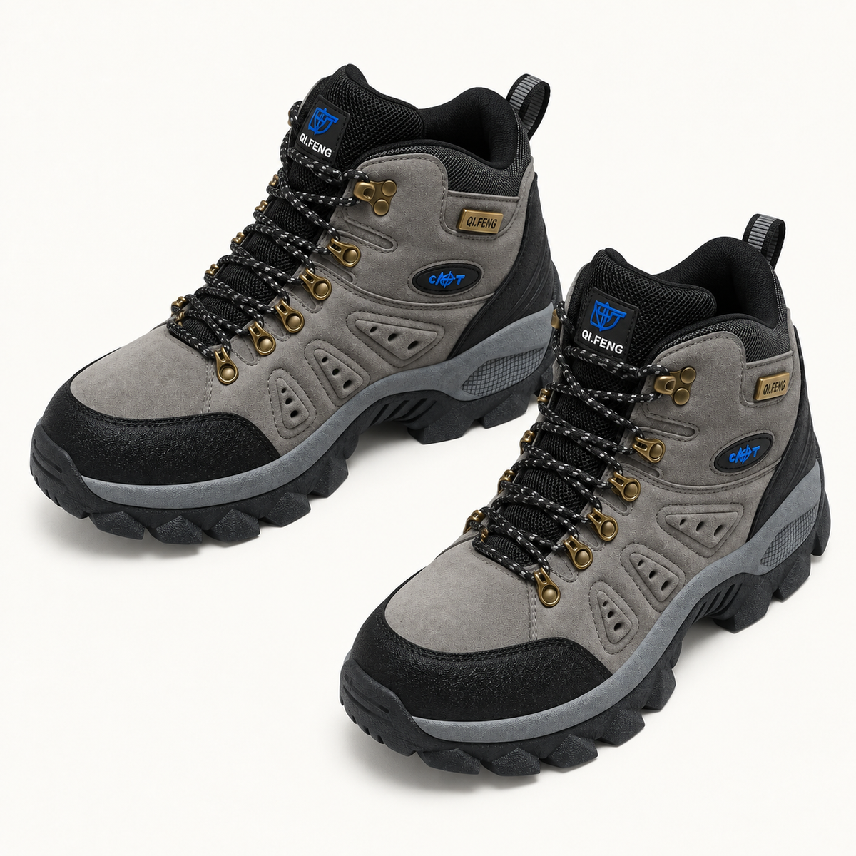 Paire complète de chaussures randonnée homme cramponnables grises sur fond blanc chaud