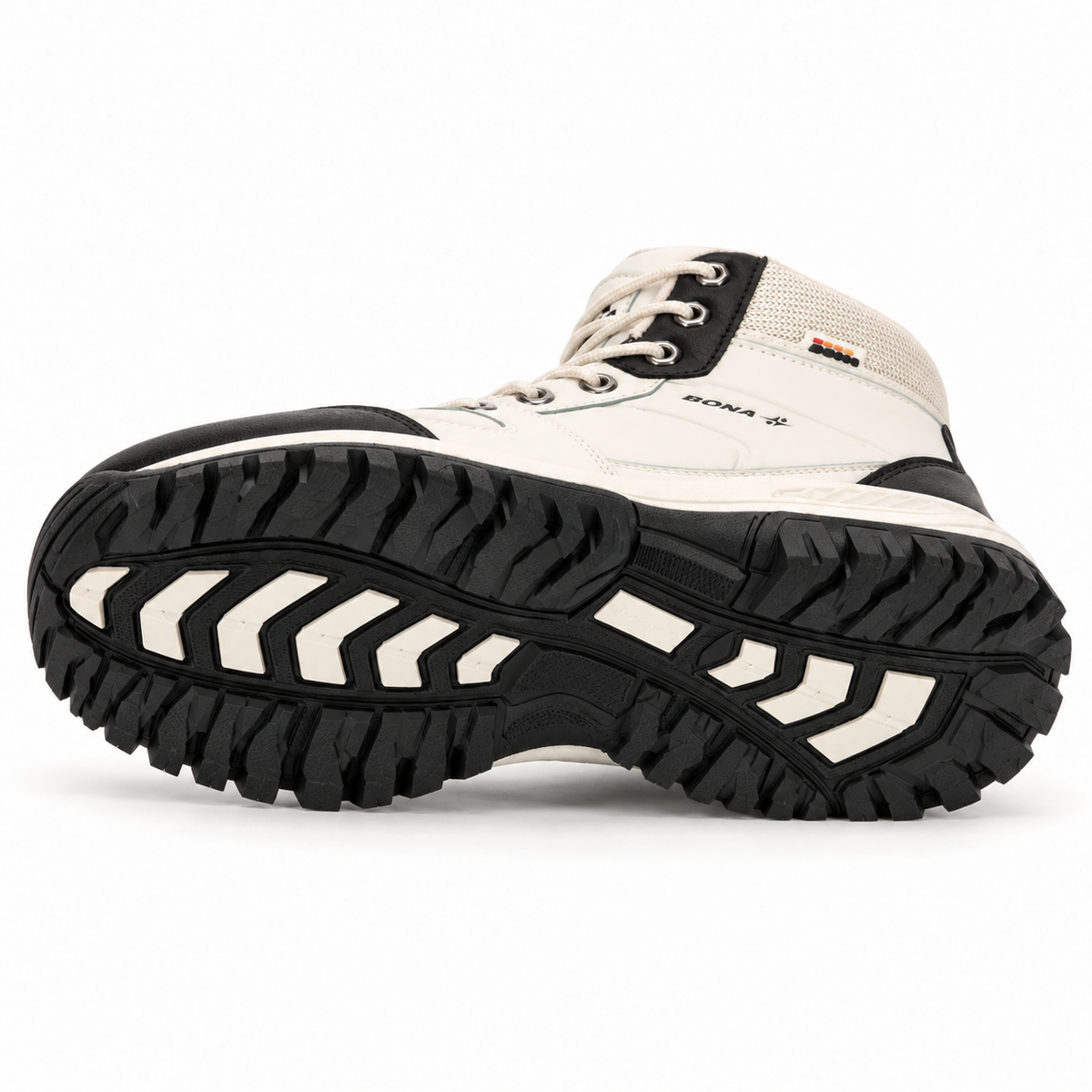 Chaussure randonnée montante imperméable beige posée sur le côté, semelle extérieure entière visible