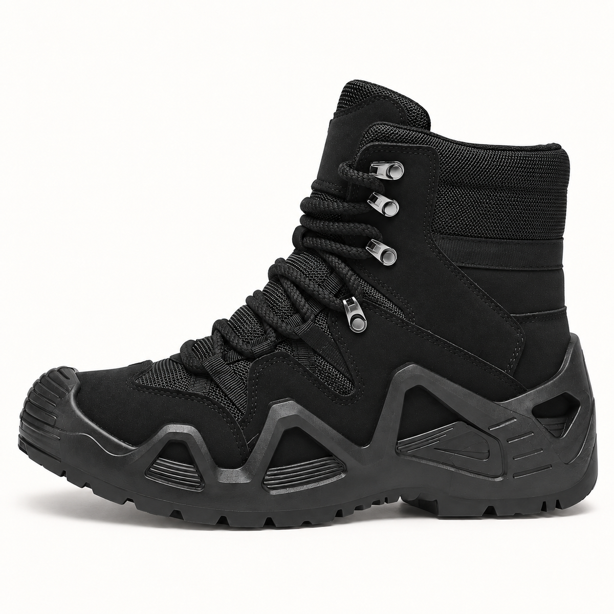 Chaussure randonnée montante noire vue de profil sur fond blanc chaud