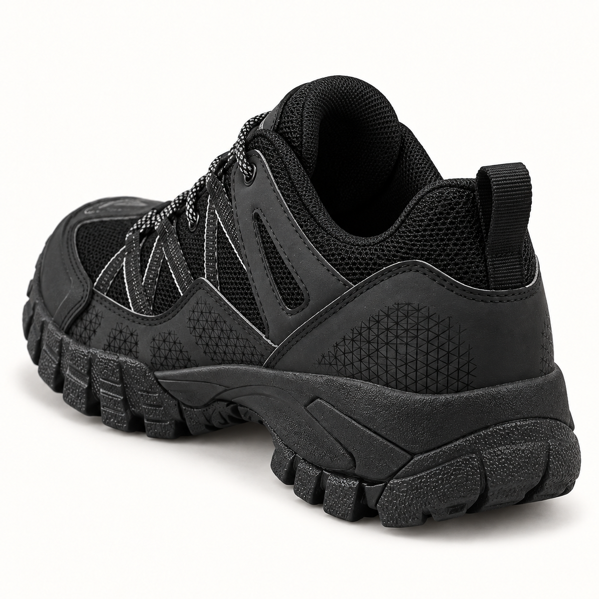 Chaussure randonnée noire basse vue arrière sur le maintien du talon