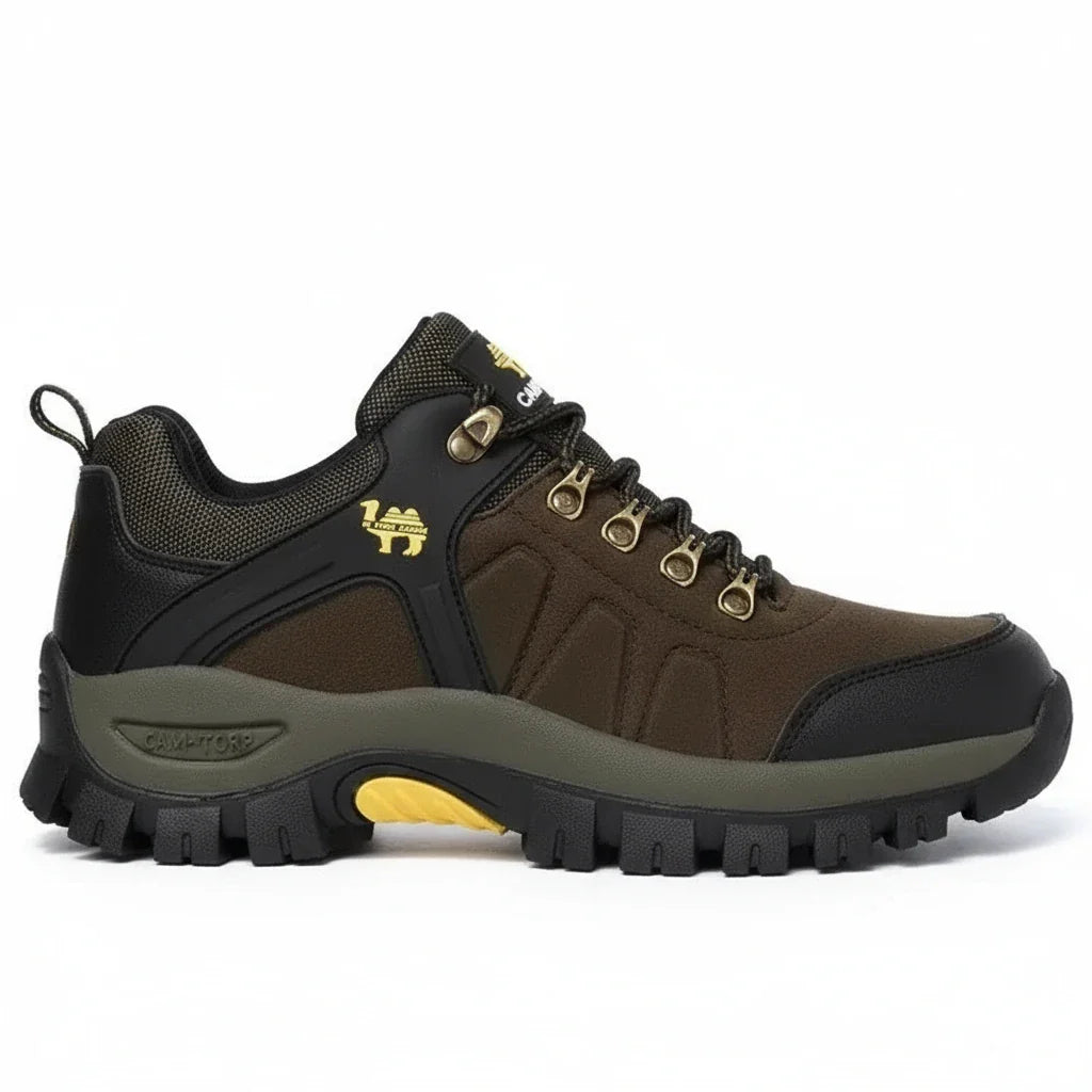 Chaussure de randonnée marron foncé pour homme avec accents jaunes et œillets métalliques, semelle crantée robuste pour trekking et marche en montagne.