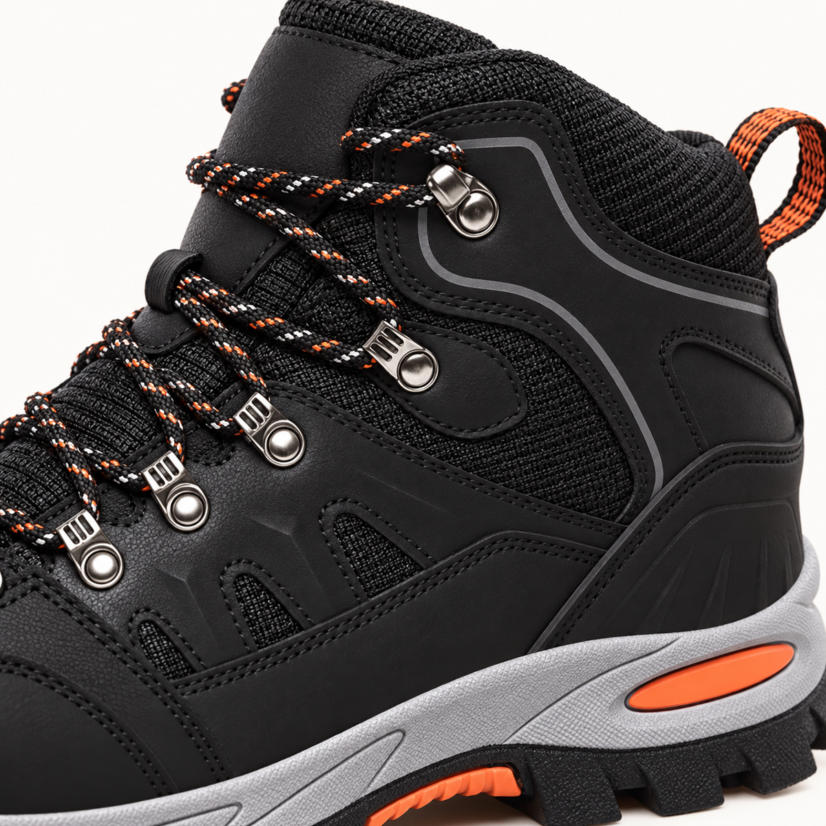 Chaussure mid randonnée légère noire – détail du laçage, du mesh et des crochets