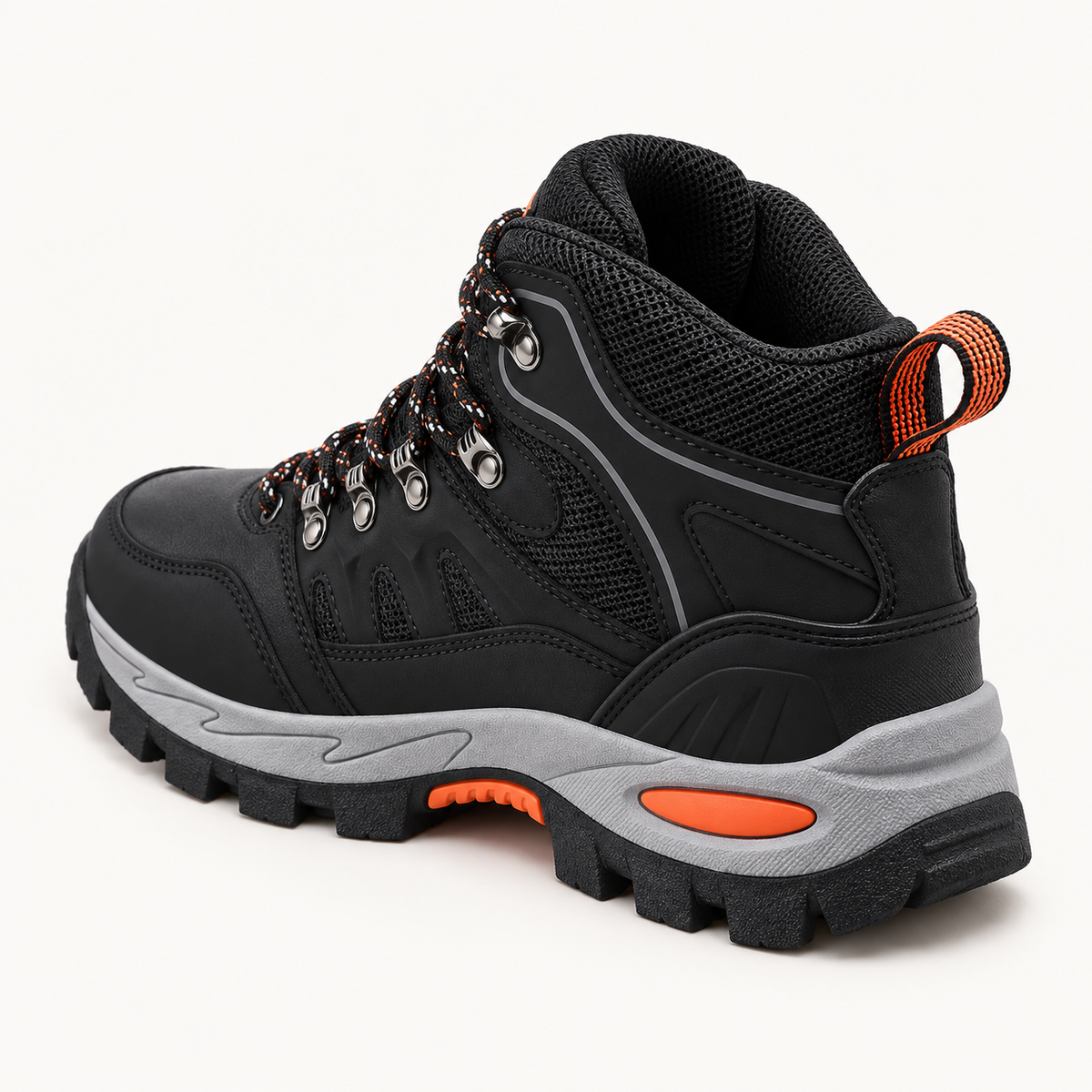 Chaussure mid randonnée légère noire en vue arrière trois-quarts sur fond blanc chaud