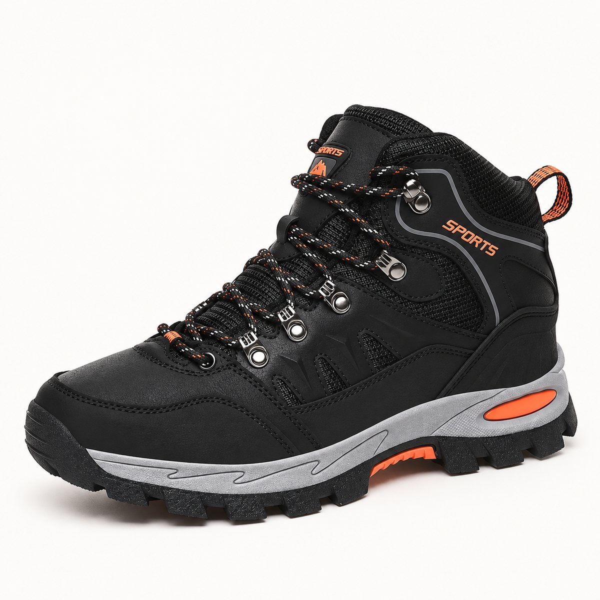 Chaussure mid randonnée légère noire en vue trois-quarts sur fond blanc chaud