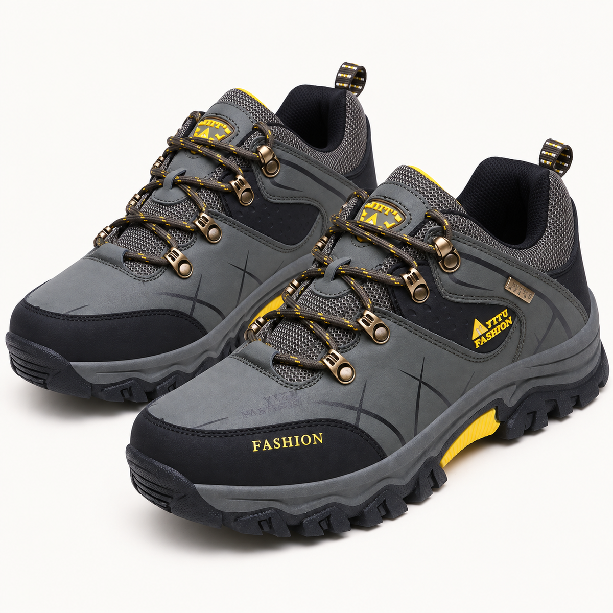 Paire complète de chaussures randonnée basses homme imperméables kaki sur fond blanc chaud