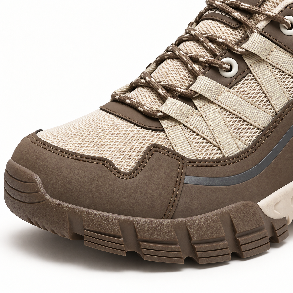 Détail de la protection avant, des coutures et des matières de la chaussure randonnée homme militaire beige