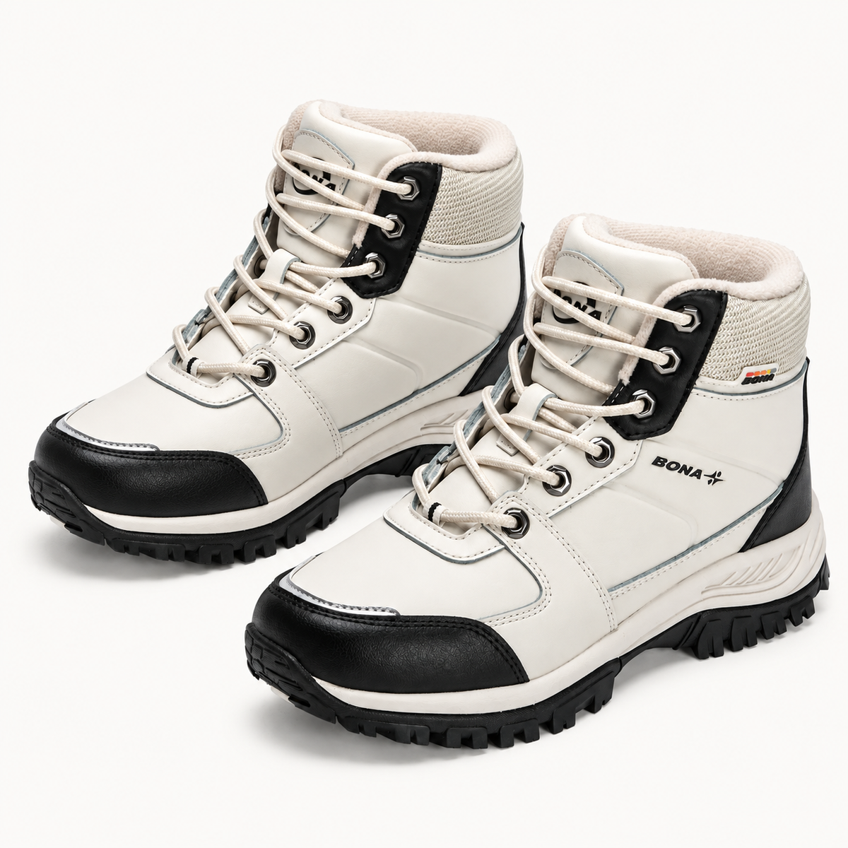 Paire complète de chaussures randonnée montantes imperméables beiges vue trois-quarts