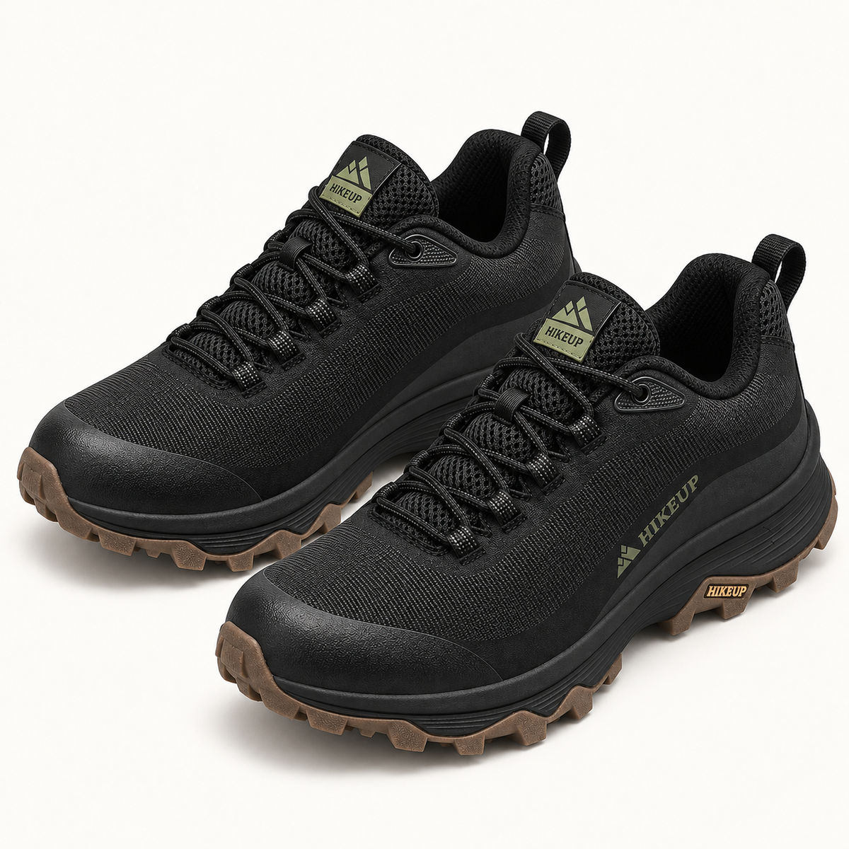 Paire complète de chaussures randonnée pied plat noires sur fond blanc chaud