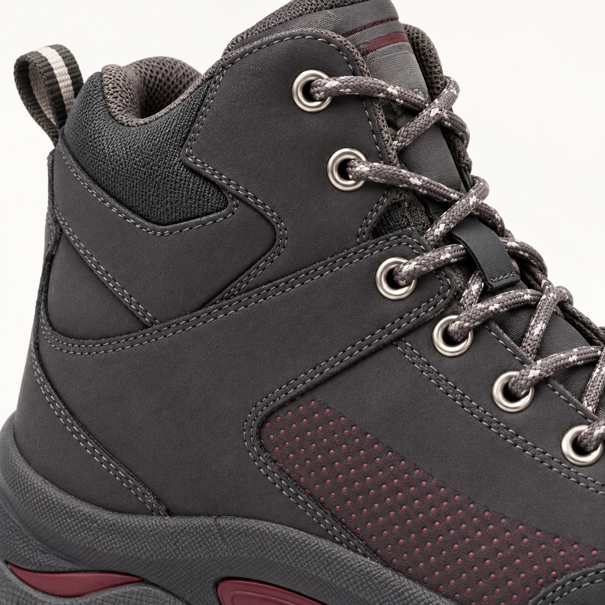 Chaussure randonnée tendinite gris foncé détail du col rembourré et du laçage