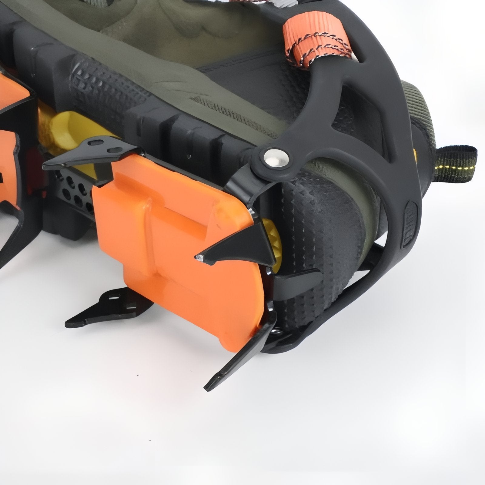 Crampons Plastiques Sur Chaussures De Randonnée
