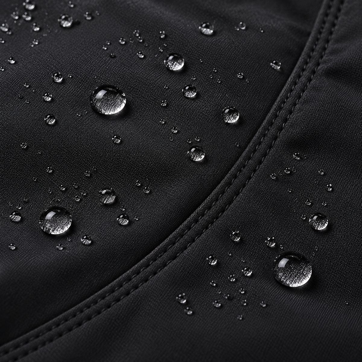 Veste hiver imperméable de randonnée – détail softshell sous la pluie