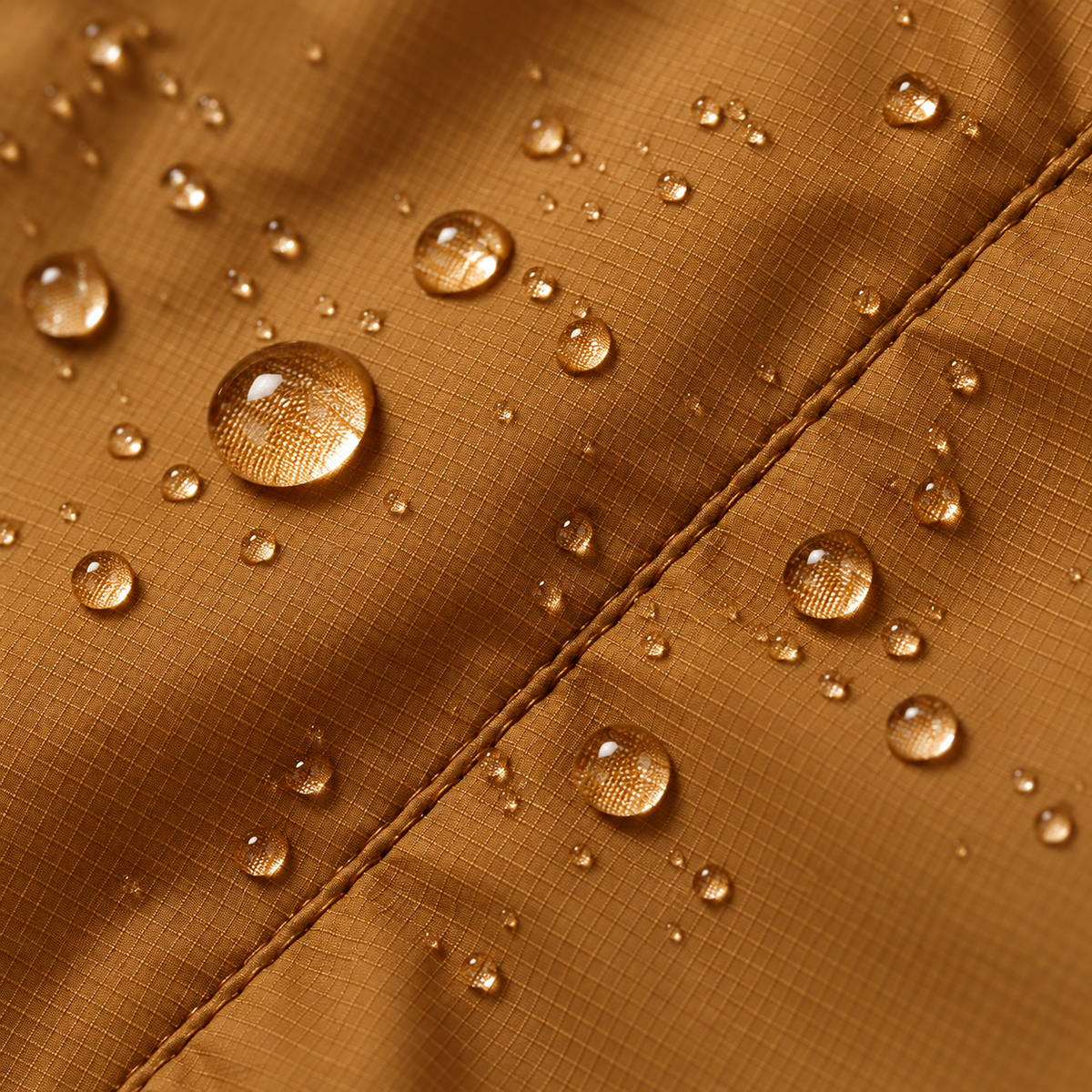 Veste imperméable randonnée homme marron – détail tissu sous la pluie