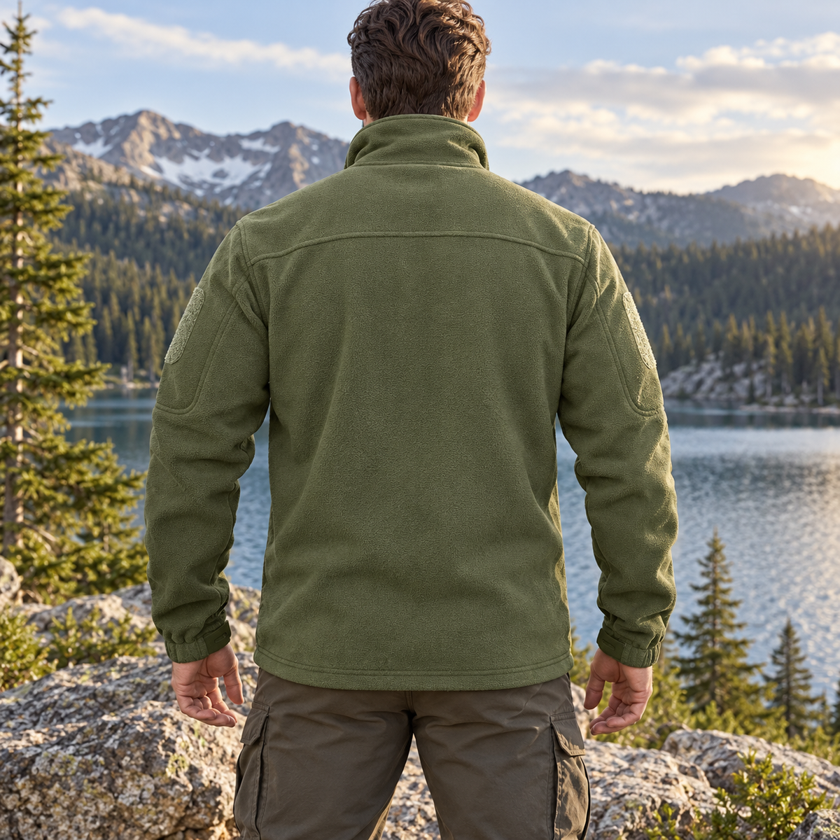 Polaire homme grande taille verte portée de dos au lac