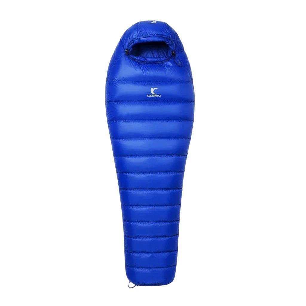 Sac de couchage momie bleu idéal pour la randonnée.