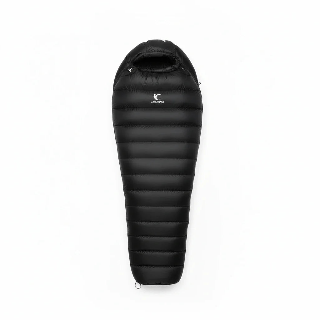 Sac de couchage momie noir parfait pour le bivouac en extérieur.
