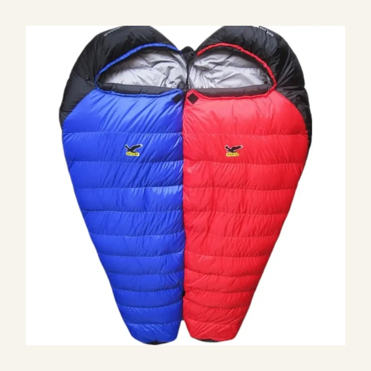 Deux sacs de couchage grand froid rouge et bleu côte à côte