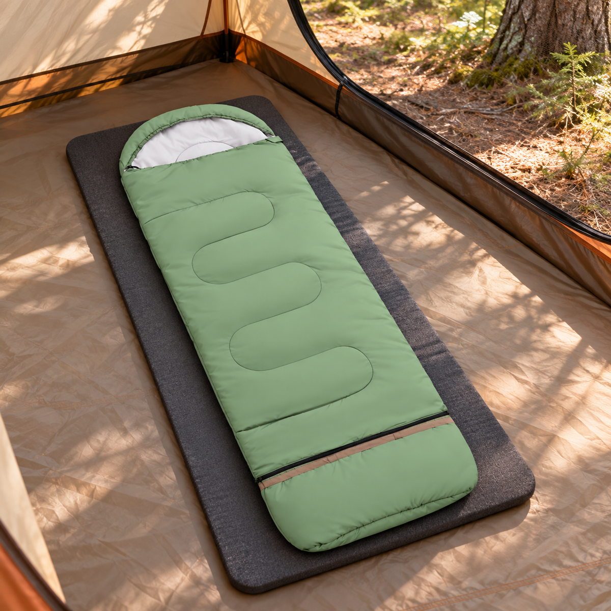 Sac de couchage enfant 5 °C vert entier sur tapis dans une tente