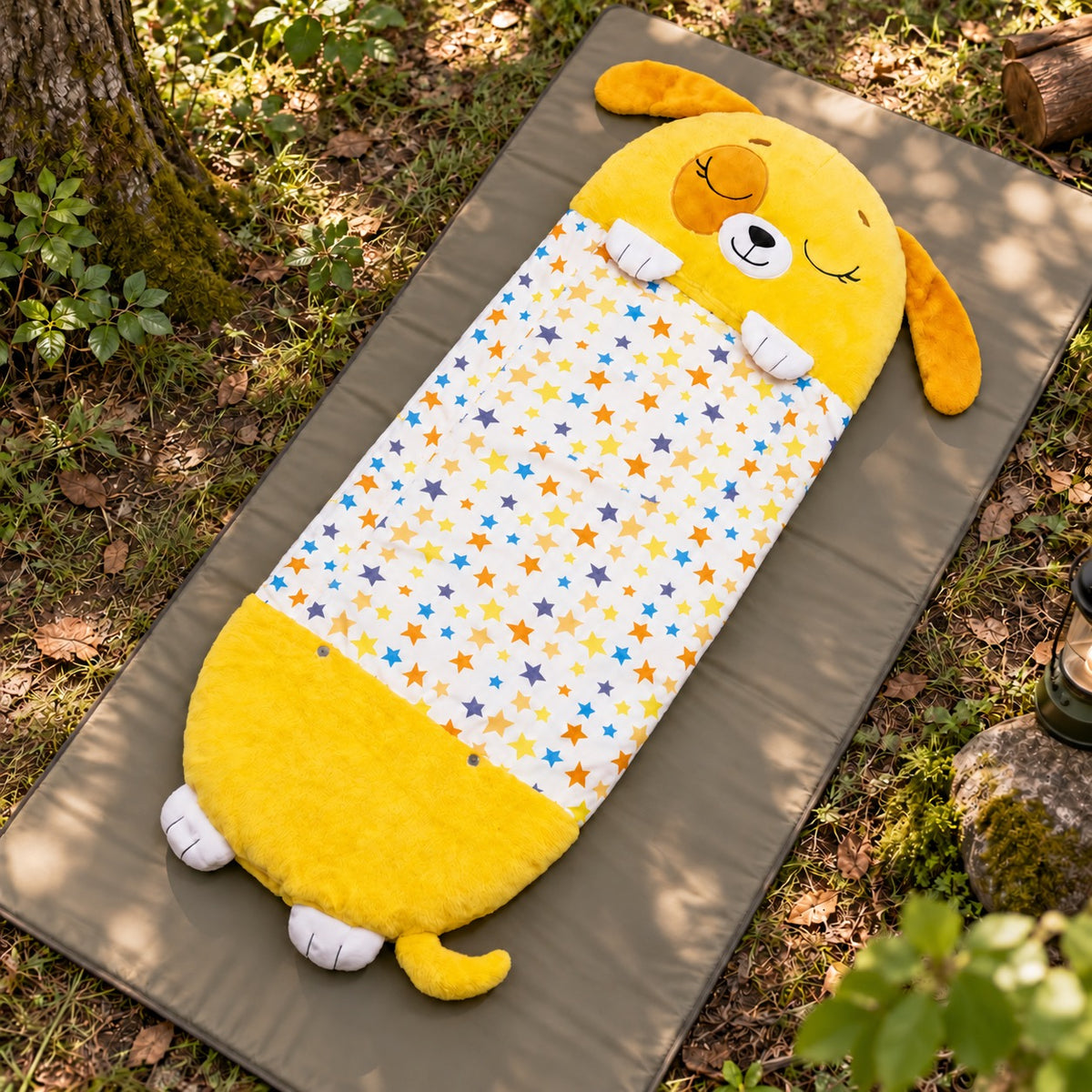 Sac de couchage enfant 6 ans motif chien fermé sur tapis en forêt