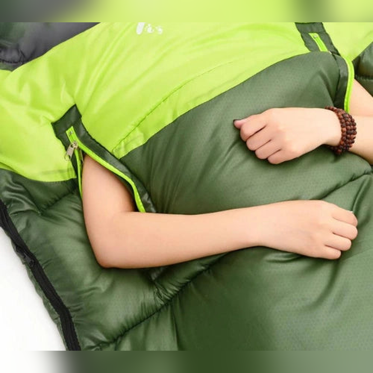 Sac de couchage femme léger vert utilisé — cadrage sous le cou