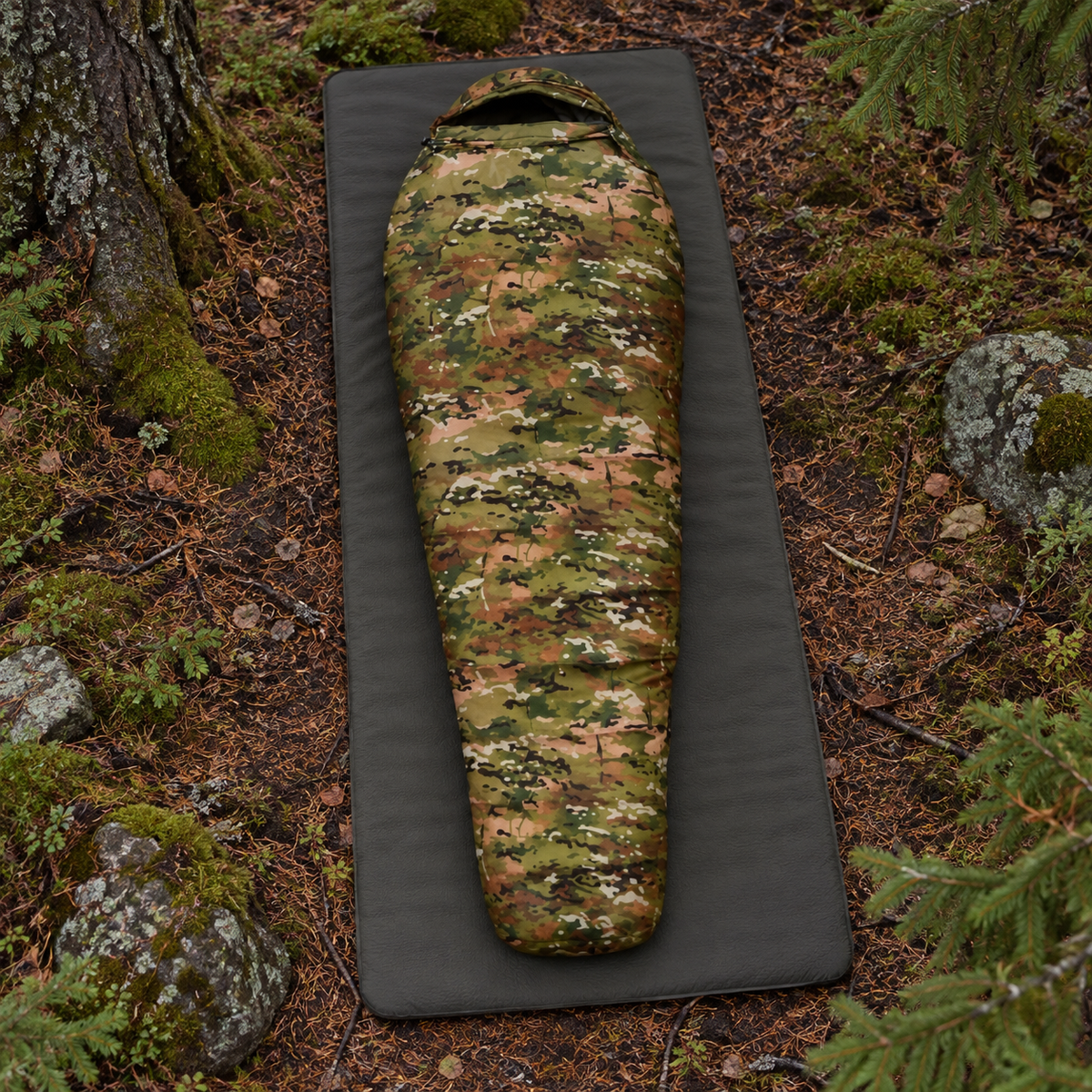 Sac de couchage grand froid militaire camouflage entier sur tapis en forêt