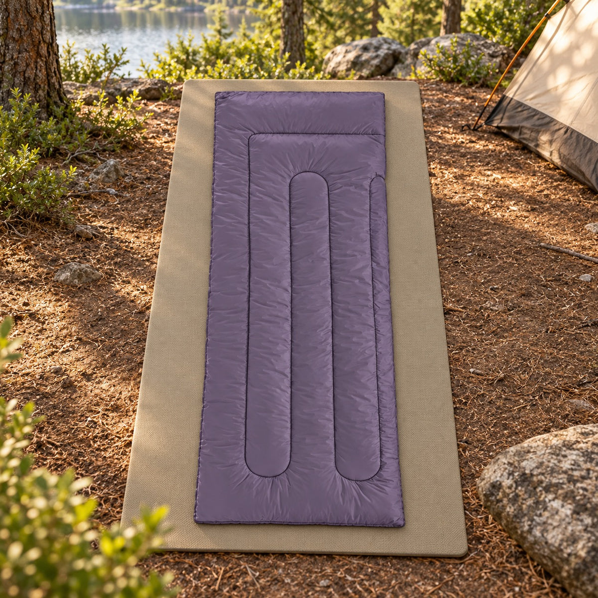 Sac de couchage violet rectangulaire fermé sur tapis au camping