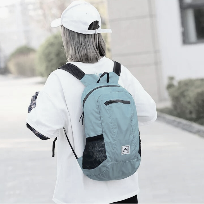 sac à dos randonnée femme pliable gris porté
