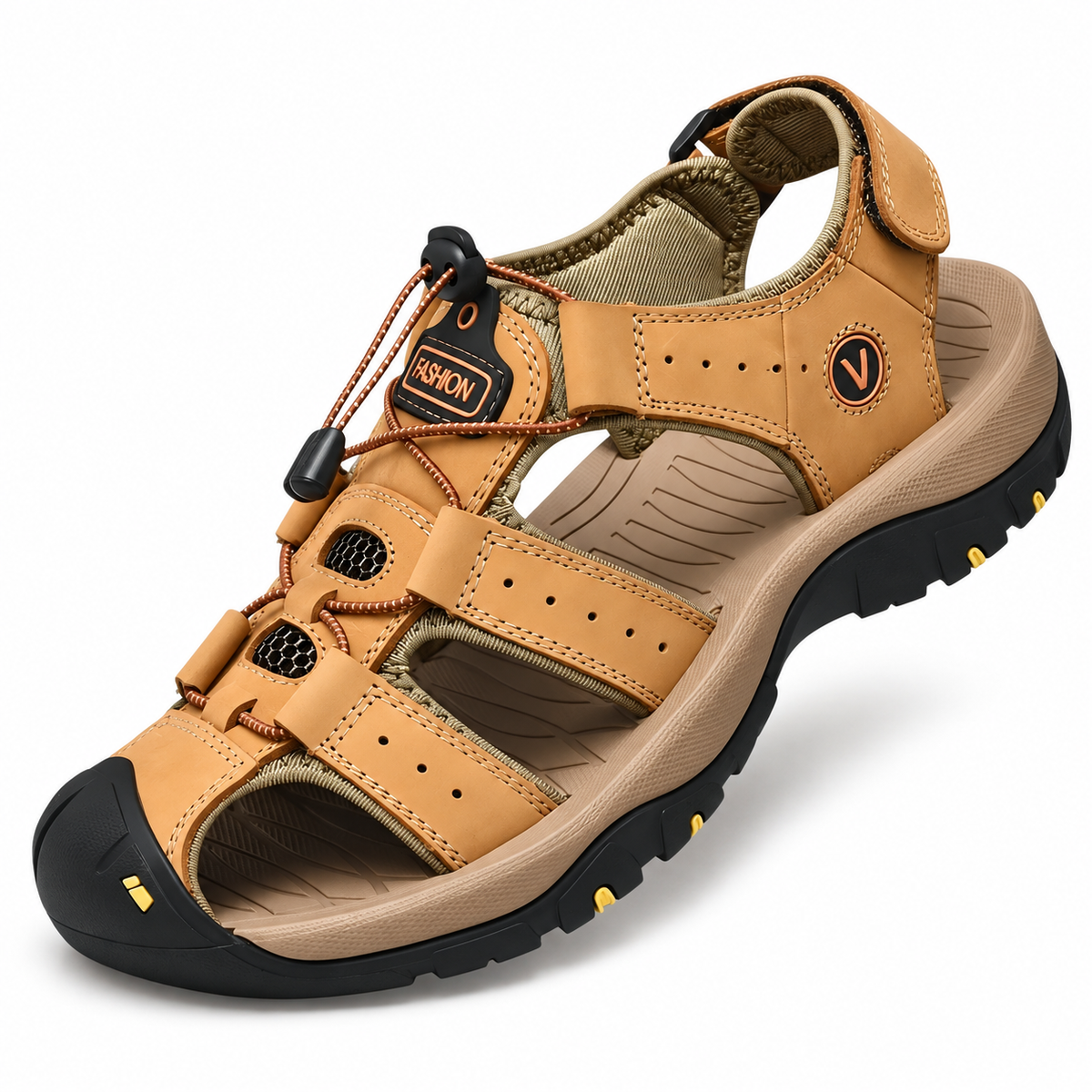 Sandales randonnée homme marron clair vue trois-quarts sur fond blanc chaud