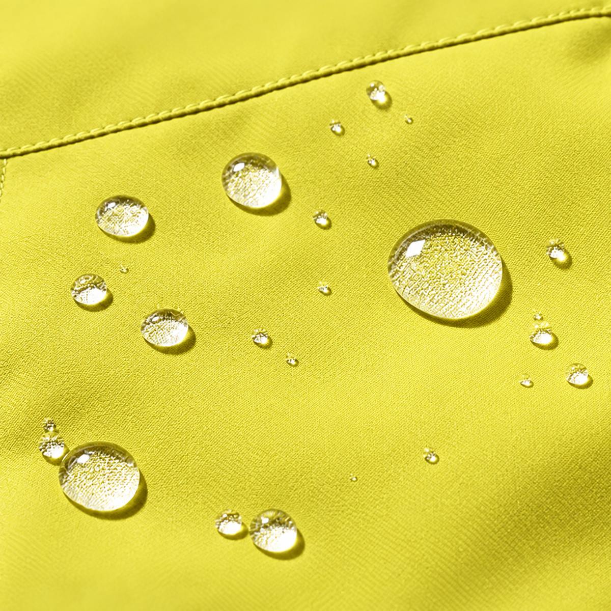 Veste de randonnée jaune – gouttes perlant sur le tissu